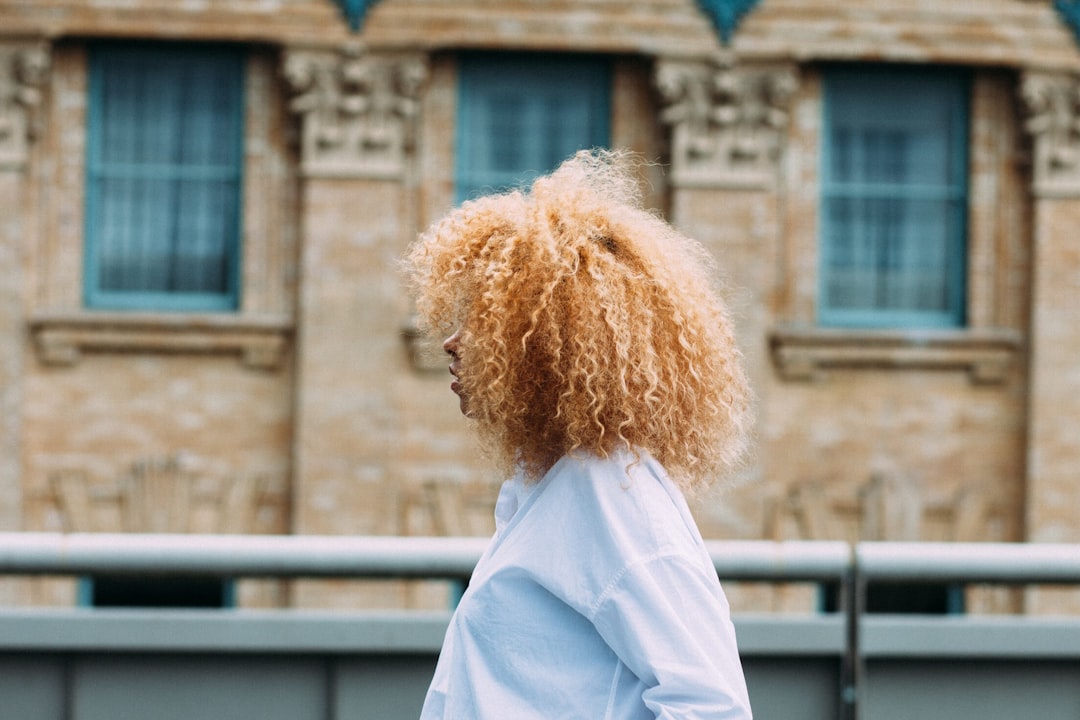 Faut-il se laver les cheveux avant d'aller chez le coiffeur : découvrez la vérité !